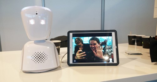 Velferdsteknologi i form av robot med kamera og skjerm.