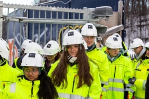 Elever med arbeidstøy på befaring på byggeplass.