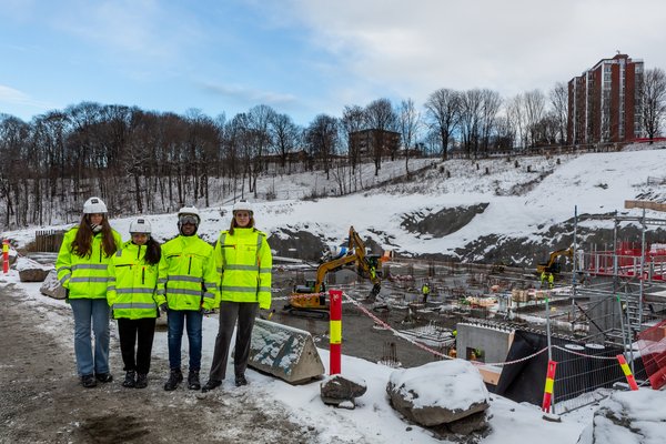 Elever på befaring på byggeplass på det nye Tøyenbadet.