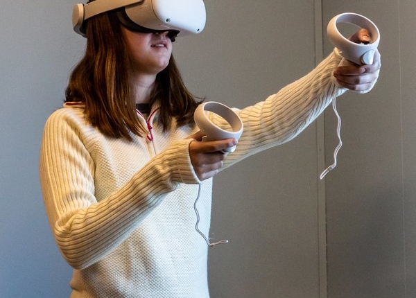 Elev prøver VR-modell av det nye Tøyenbadet.