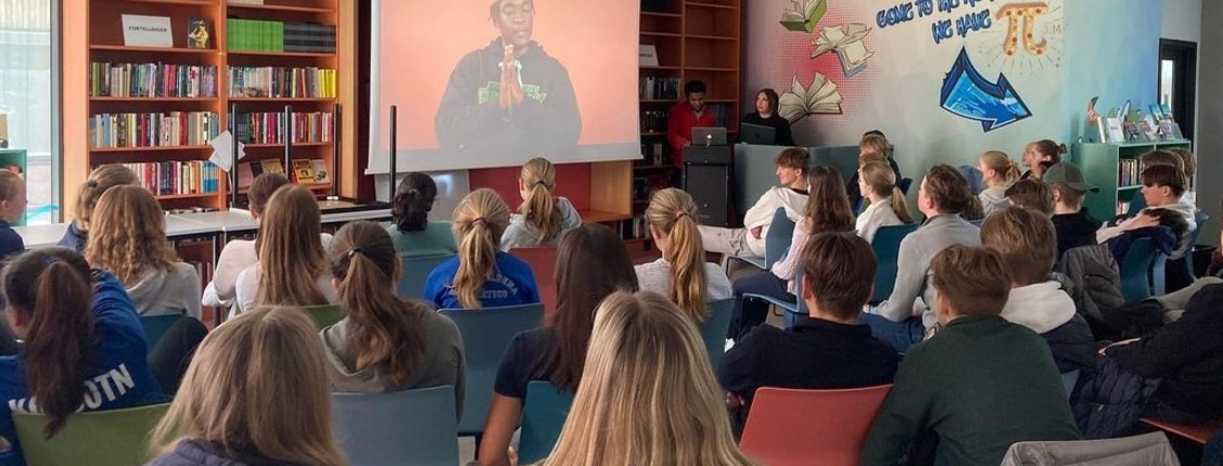 Rollemodeller holder innlegg på skole.